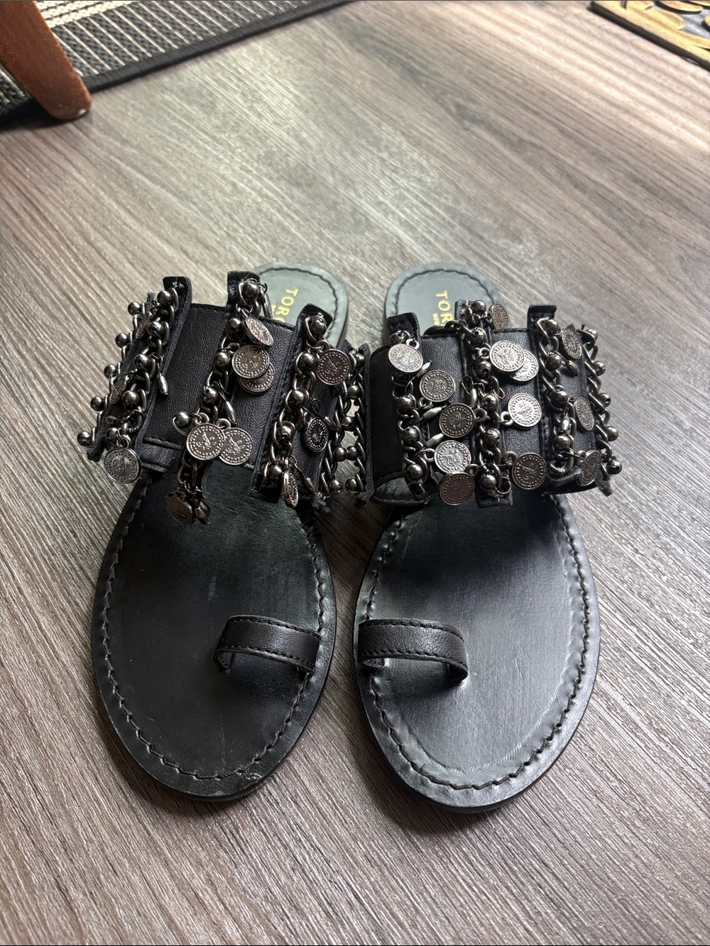 NWOT Torgeis Eden Coin Charm Toe Loop Sandals - Size 8.5